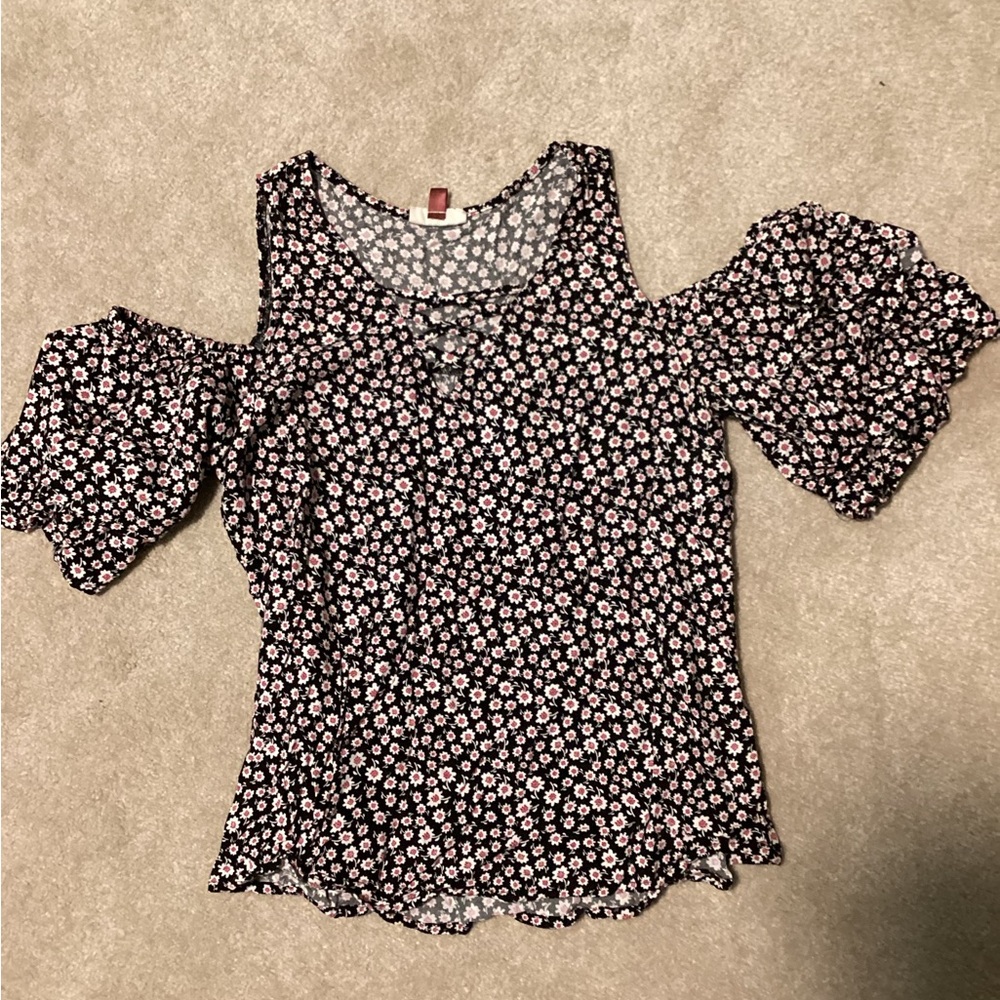 Exposed shoulder blouse